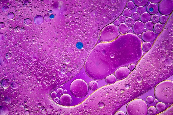 Цветные пузыри и капли масляных чернил. Абстрактный шаблон смешанного текстурного фона. Обои . — стоковое фото