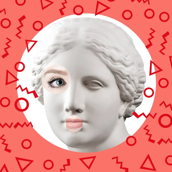 Cartaz de arte contemporânea com estátua antiga de cabeça de Vênus e detalhes de um rosto de mulheres vivas . — Fotografia de Stock