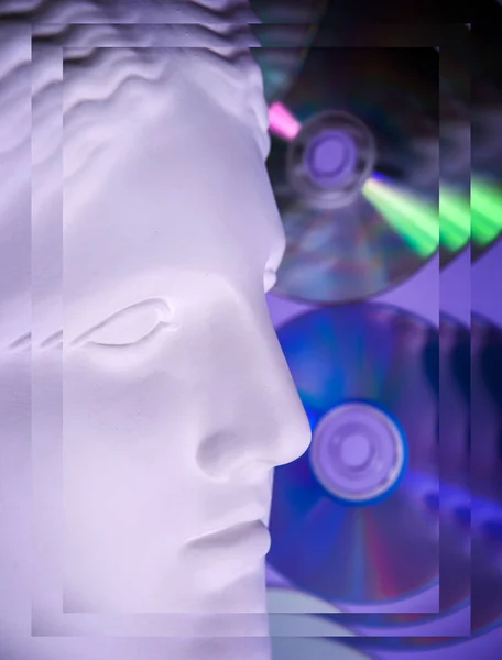Estátua antiga de Vênus cabeça de perto em um fundo de CDs de brilho. Conceito de música, estilo, vintage . — Fotografia de Stock