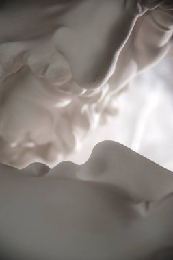 Kadın ve erkek kafalarının antika heykelleri yakından. Stil kavramı, vintage, aşk.