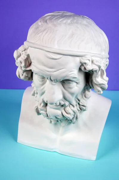 Copia di gesso di antica statua Homer testa su uno sfondo verde blu. Gesso scultura uomo faccia . — Foto Stock