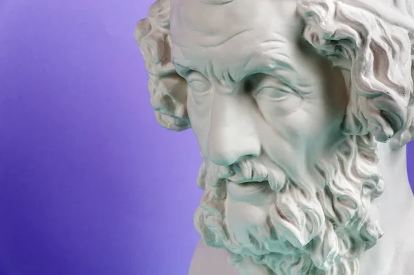 Gipsz másolatot az ókori szobor Homer fejét a kék háttér. Vakolat szobor férfi arca. — Stock Fotó