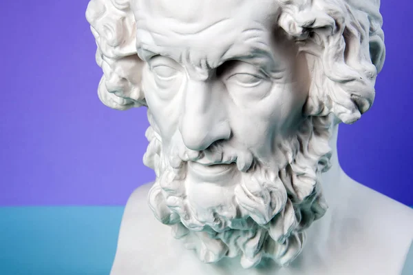 Gypsum kopie van het oude standbeeld Homer hoofd op een blauwe achtergrond. sculptuur man gezicht. — Stockfoto