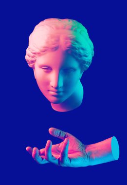 Venüs büstü ve ellerin antik heykeli ile modern kavramsal sanat posteri. Çağdaş sanat kolajı.