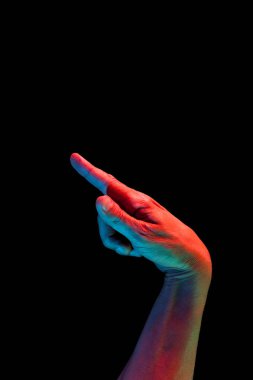 Parlak floresan renkli eller karanlık bir arka plan üzerinde izole. Close.