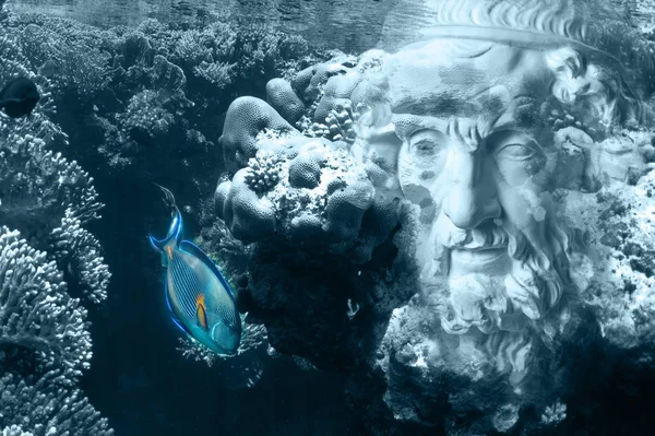 Rosto da estátua antiga em um fundo subaquático com corais e peixes. Arte, aventura, conceito de arqueologia subaquática . — Fotografia de Stock