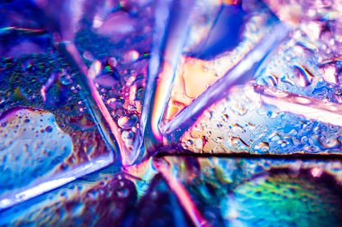 80-90s tarzında arka plan. Kırık cam veya buz ve parlak asit renklerde damla gerçek doku.