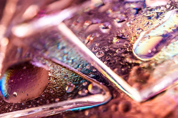 Antecedentes no estilo dos anos 80-90. Textura real de vidro quebrado ou gelo e gotas em cores de ácido brilhante . — Fotografia de Stock