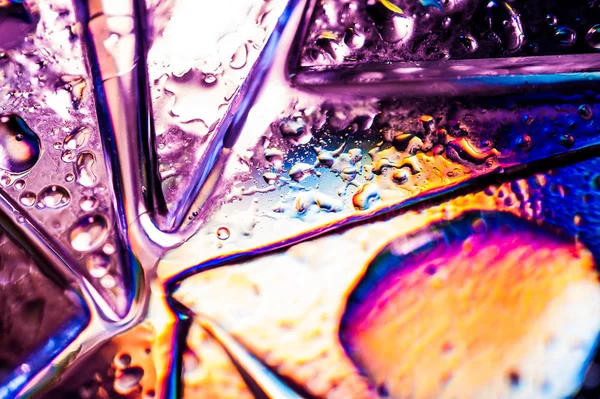 Antecedentes en el estilo de los 80-90. Textura real de vidrio roto o hielo y gotas en colores ácidos brillantes . — Foto de Stock