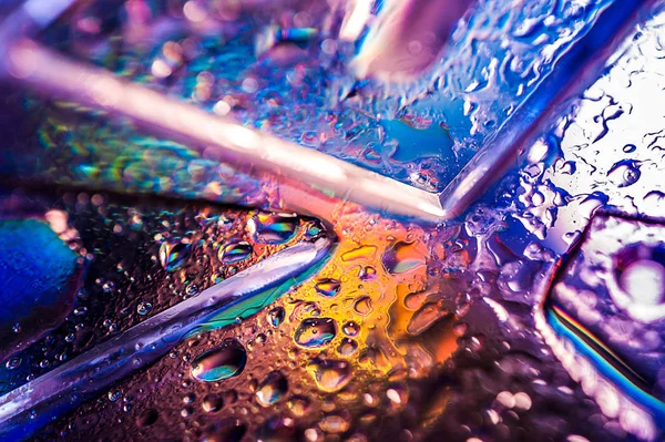 Antecedentes en el estilo de los 80-90. Textura real de vidrio roto o hielo y gotas en colores ácidos brillantes . —  Fotos de Stock
