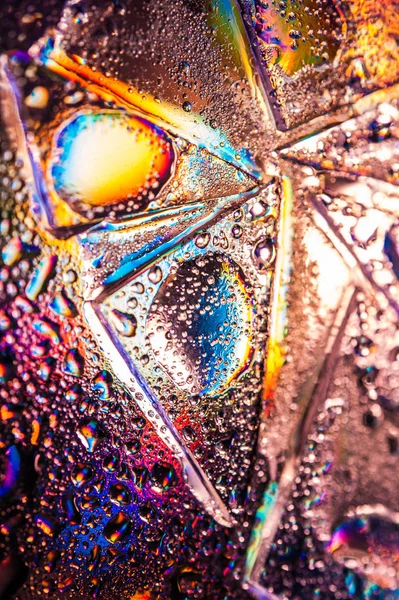 Antecedentes en el estilo de los 80-90. Textura real de vidrio roto o hielo y gotas en colores ácidos brillantes . — Foto de Stock