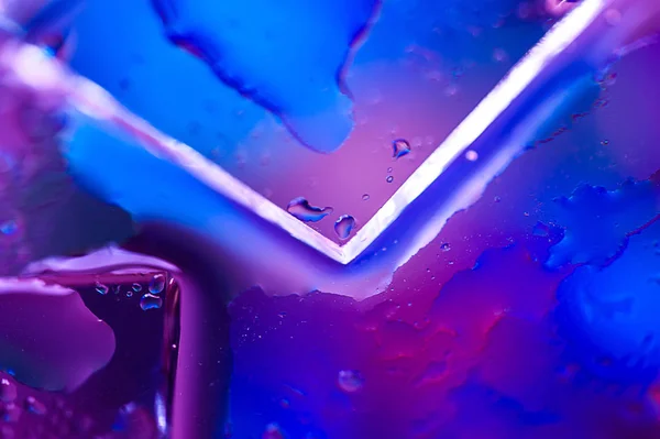 Antecedentes no estilo dos anos 80-90. Textura real de vidro quebrado ou gelo e gotas em cores de ácido brilhante . — Fotografia de Stock