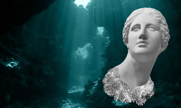 Face of ancient statue on a underwater background with corals and fish. Art, adventure, underwater archeology concept. — Stock Photo, Image