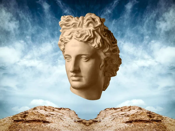 Cartel surrealista de arte conceptual moderno con cara de estatua antigua de Apolo y cielo. Collage de arte contemporáneo . —  Fotos de Stock