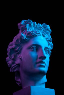 Antik heykel Apollo başının alçı kopyası siyah arka plan üzerinde izole. Alçı heykel adam yüz.