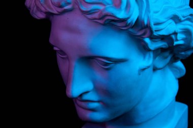 Antik heykel Apollo başının alçı kopyası siyah arka plan üzerinde izole. Alçı heykel adam yüz.