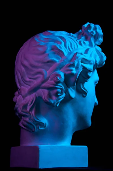 Gypsum-kopie van het oude standbeeld Apollo Head geïsoleerd op zwarte achtergrond. sculptuur man gezicht. — Stockfoto