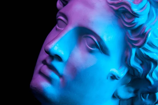 Gipsz másolatát ősi szobor Apollo fejét izolált fekete háttér. Vakolat szobor férfi arca. — Stock Fotó