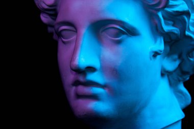 Antik heykel Apollo başının alçı kopyası siyah arka plan üzerinde izole. Alçı heykel adam yüz.