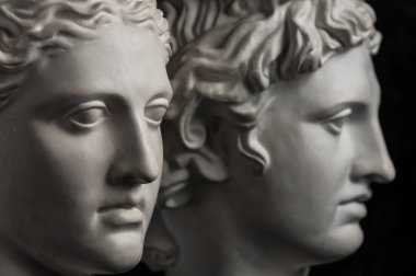 Antik heykel Apollo ve Diana baş koyu dokulu arka plan üzerinde Alçı kopya. Alçı heykel yüz.