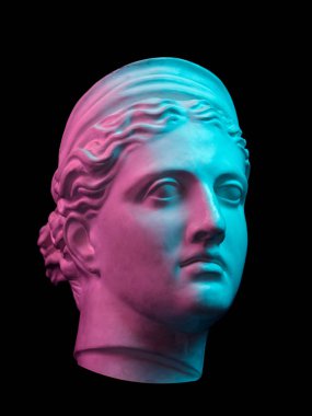 Eski heykel Diana başının alçı kopyası siyah arka plan üzerine izole edilmiştir. Alçı heykel kadın yüzü.