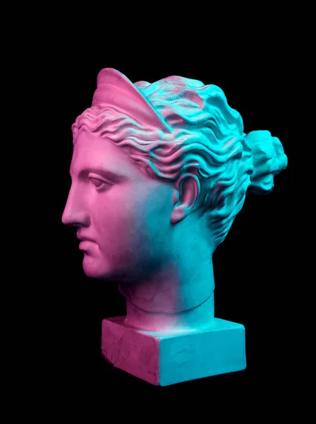 Copia de yeso de la antigua estatua Diana cabeza aislada sobre fondo negro. Escultura de yeso cara de mujer . —  Fotos de Stock