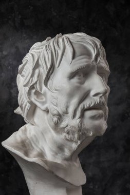 Koyu dokulu arka plan üzerinde antik heykel Seneca baş Alçı kopyası. Alçı heykel adam yüz.