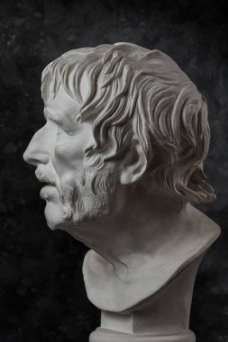 Koyu dokulu arka plan üzerinde antik heykel Seneca baş Alçı kopyası. Alçı heykel adam yüz.