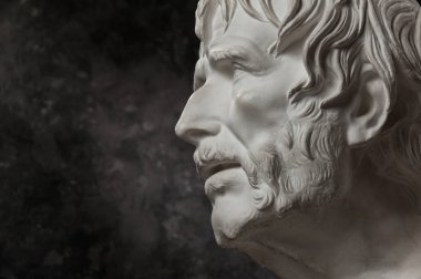 Koyu dokulu arka plan üzerinde antik heykel Seneca baş Alçı kopyası. Alçı heykel adam yüz.