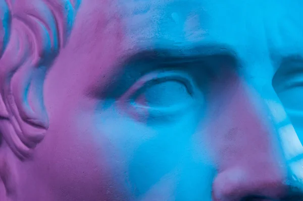 Закрити деталь гіпсового копіювання стародавньої статуї Августа головою, ізольованою на чорному фоні. Гіпсова скульптура обличчя людини. — стокове фото