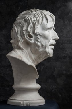 Koyu dokulu arka plan üzerinde antik heykel Seneca baş Alçı kopyası. Alçı heykel adam yüz.