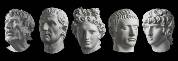 五个古雕像的石膏复制品在黑色背景上被隔离。石膏雕塑人的脸. — 图库照片