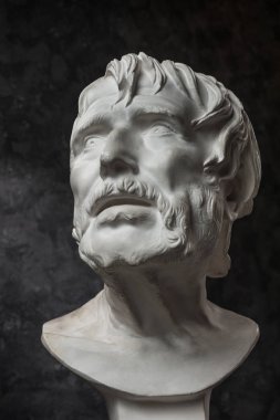 Koyu dokulu arka plan üzerinde antik heykel Seneca baş Alçı kopyası. Alçı heykel adam yüz.
