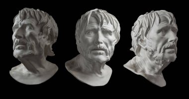 Lucius Seneca'nın eski heykel başının üç alçı kopyası siyah arka plan üzerine izole edilmiştir. Alçı heykel yaşlı adam yüz.
