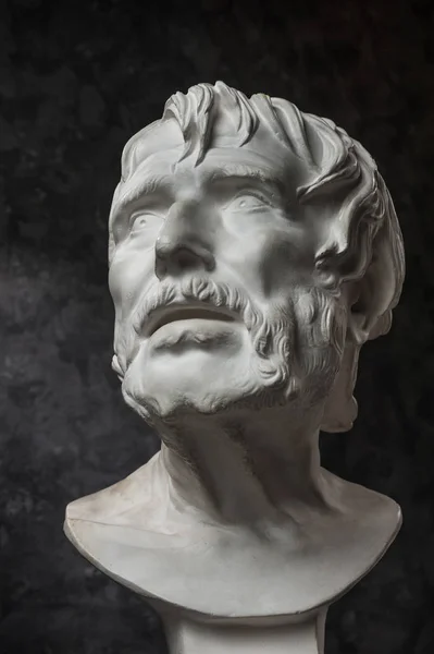 Copie en gypse de l'ancienne statue Seneca tête sur fond texturé foncé. Plâtre sculpture homme visage . — Photo