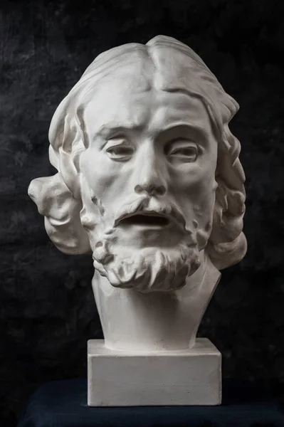 Copie en gypse de l'ancienne statue de Jean-Baptiste tête sur fond texturé foncé. Plâtre sculpture homme visage . — Photo