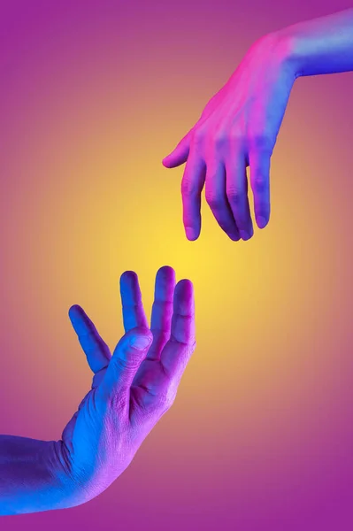 Twee handen in een pop art collage stijl in neon vet kleuren. Moderne psychedelische creatieve element met menselijke palm voor posters, spandoeken, behang. Kopieer ruimte voor tekst. Tijdschriftstijl. Zincultuur. — Stockfoto