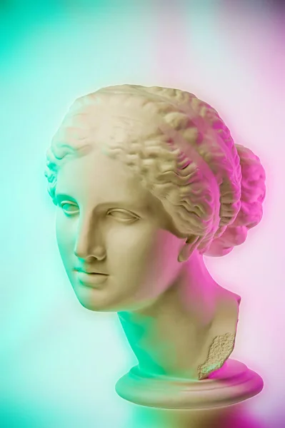 Venus de Milo heykeli. Antik Yunan heykeli Venüs veya Afrodit kafası olan yaratıcı renkli neon imge. Webpunk, buhar dalgası ve gerçeküstü sanat tarzı. Pembe ve yeşil duoton efektleri. — Stok fotoğraf