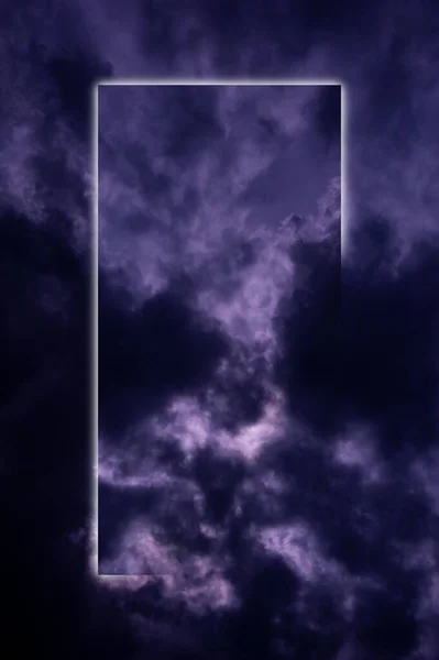 Colagem de arte moderna estética com céu de nuvens no estilo dos anos 80-90. Composição real do céu natural em cores de néon brilhante. Vaporwave, Cyberpunk, Synthwave, webpunk e estilo surreal. Cultura zina . — Fotografia de Stock