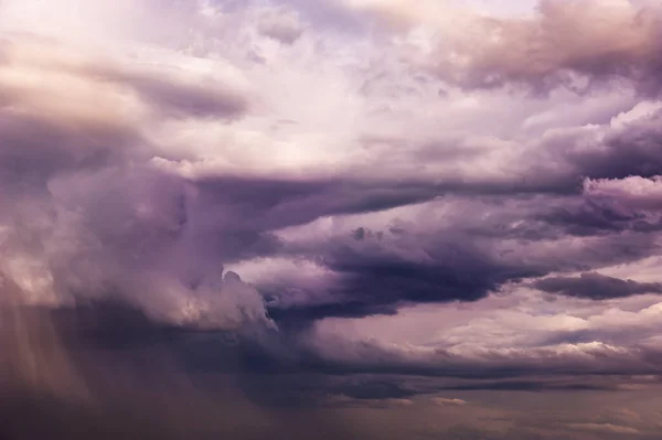 Natürliche Himmelszusammensetzung. Dunkle, bedrohlich bunte Gewitterwolken. Dramatischer Himmel. Bewölkte, stürmische Wolkenlandschaft. Gewitter. Element des apokalyptischen Designs. — Stockfoto