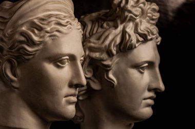 Eski heykellerin grup alçıtaşı büstleri karanlık arka plandaki sanatçılara yönelik insan kafaları. Antika insanların yüzlerinin alçı heykelleri. Rönesans dönemi tarzı. Akademik konu. Yaratıcılık için boşluk.