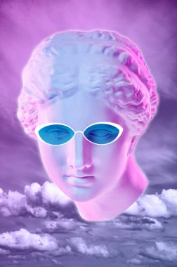 Popüler sanat tarzında insan yüzünün alçıdan yapılmış antik heykelinin kolajı. Antik heykel kafalı yaratıcı renkli neon görüntü. Zine kültürü. Cyberpunk, webpunk ve sürreal tarzı poster.