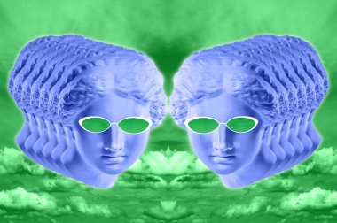 Popüler sanat tarzında insan yüzünün alçıdan yapılmış antik heykelinin kolajı. Antik heykel kafalı yaratıcı renkli neon görüntü. Zine kültürü. Cyberpunk, webpunk ve sürreal tarzı poster.