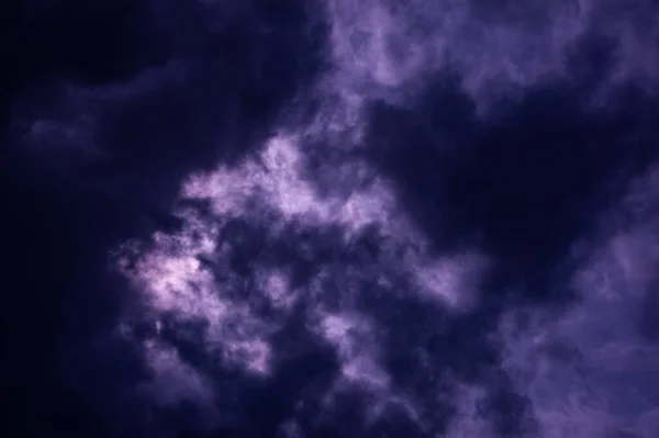 Composição do céu natural. Nuvens de chuva azul sinistro escuro tempestade. Céu dramático. Nuvens tempestuosas nubladas. Trovoada. Elemento do projeto do apocalipse . — Fotografia de Stock