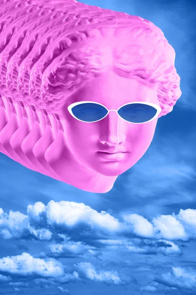 Popüler sanat tarzında insan yüzünün alçıdan yapılmış antik heykelinin kolajı. Antik heykel kafalı yaratıcı renkli neon görüntü. Zine kültürü. Cyberpunk, webpunk ve sürreal tarzı poster.