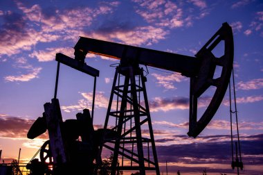 Petrol konsepti. Petrol pompası. Petrol ve gaz üretimi. Petrol sahası. Pompa Jack çalışıyor. Fosil yakıt üretimi ve ham petrol üretimi için sondaj rayları. Küresel kriz. Petrol fiyatlarıyla savaş.