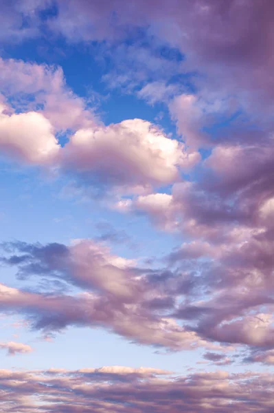 自然的天空组成。阳光普照的广阔蓝天的抽象背景.美丽的云彩,白色蓬松的云彩上的景色.自由的概念，在天上。设计要素. — 图库照片