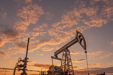 Petrol konsepti. Petrol pompası. Petrol ve gaz üretimi. Petrol sahası. Pompa Jack çalışıyor. Fosil yakıt üretimi ve ham petrol üretimi için sondaj rayları. Küresel kriz. Petrol fiyatlarıyla savaş.