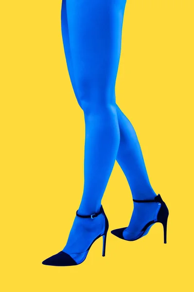 Närbild bild av kvinnor vackra blå ben i höga klackar skor på syra gul färg bakgrund. Discobelysning. Förtröstan. Surrealistisk konst. Rolig modern konst collage. Popkonst. Zinekultur. Sidovy. — Stockfoto