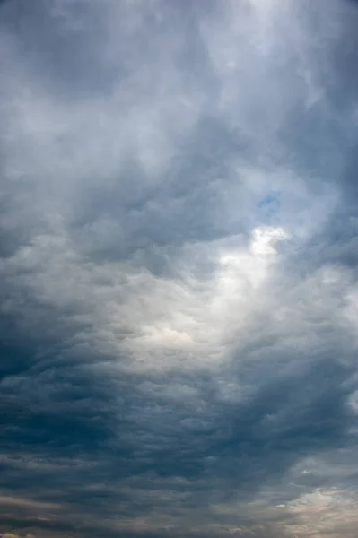 Естественный состав неба. Темно-зловещие разноцветные дождевые облака. Драматическое небо. Облачный штормовой пейзаж. Гроза. Элемент апокалипсиса. Toned. — стоковое фото
